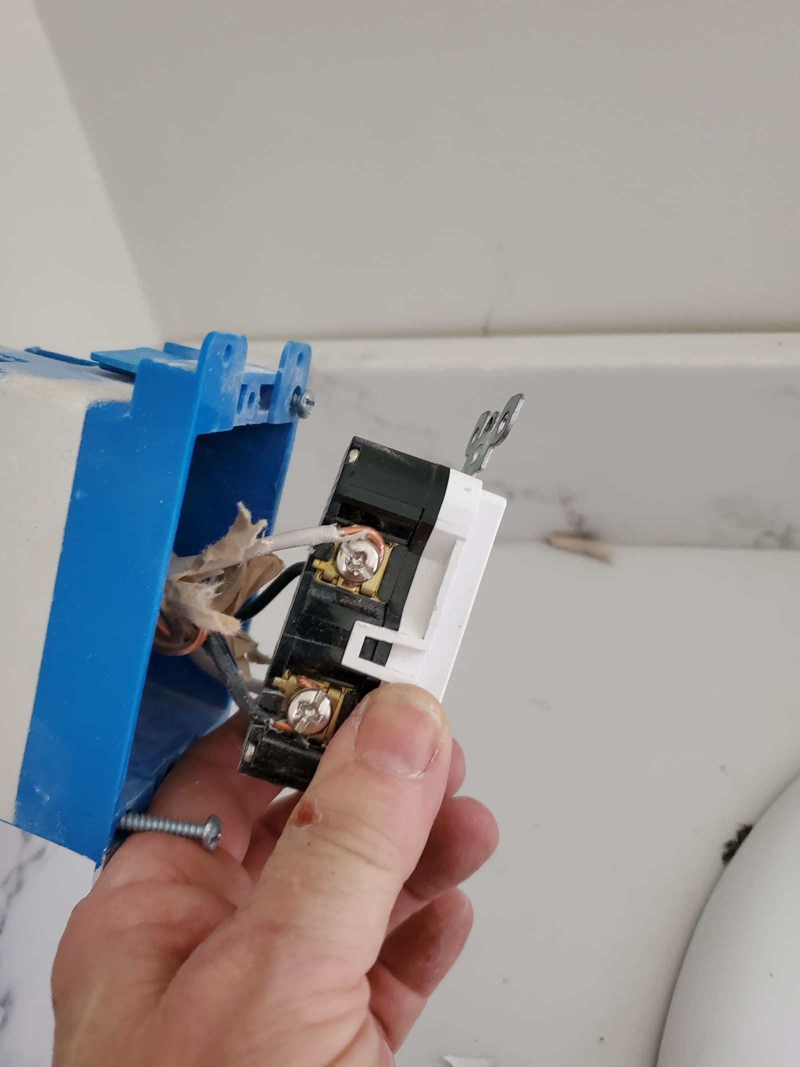 Emergency electrical repair on site