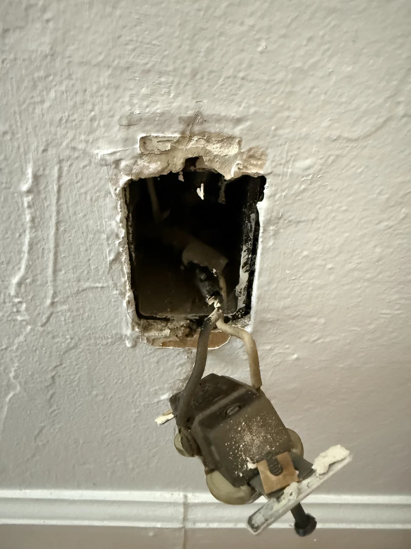 Outlet box with no visible grounding conductor