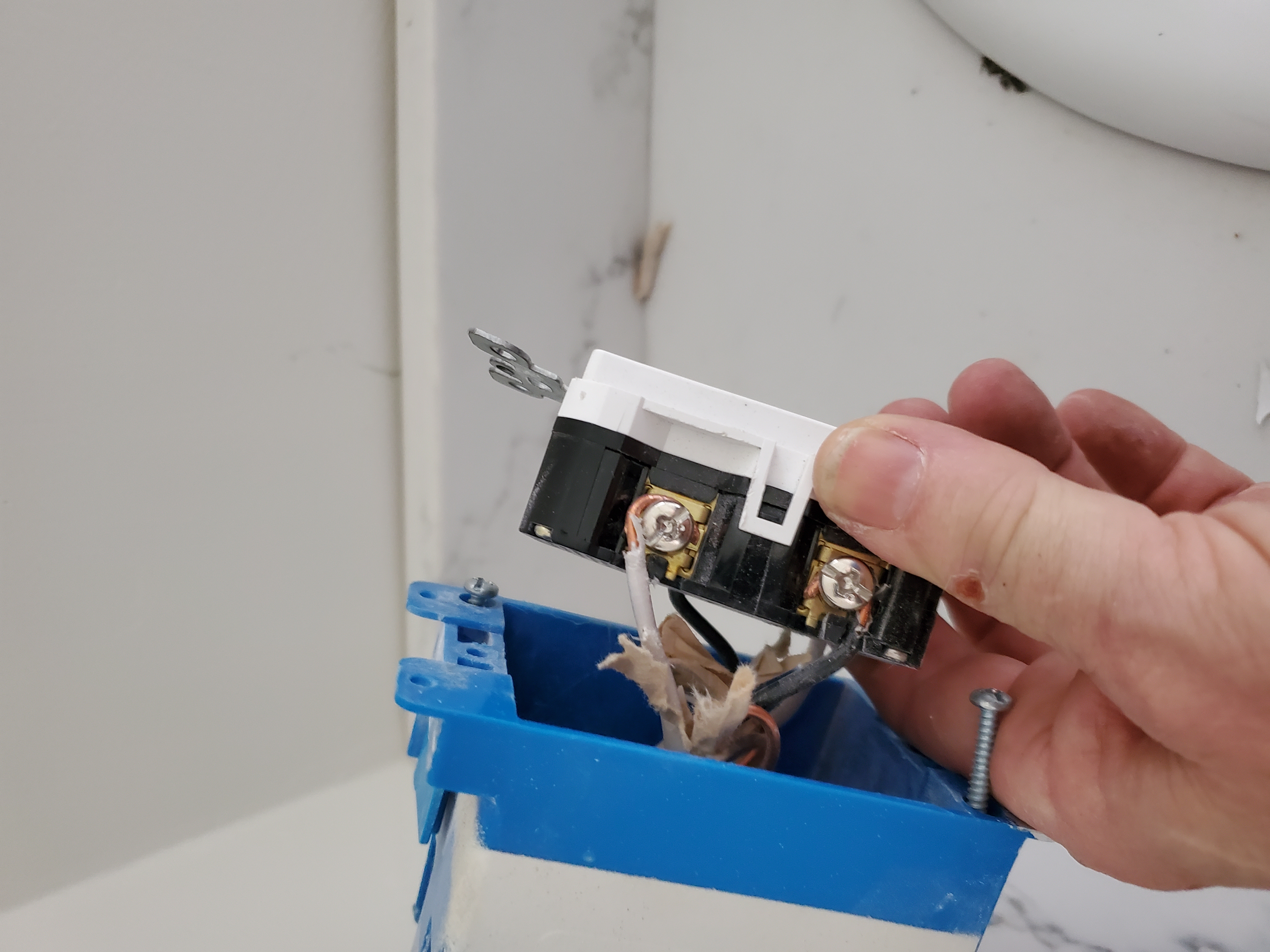 Emergency electrical repair on site